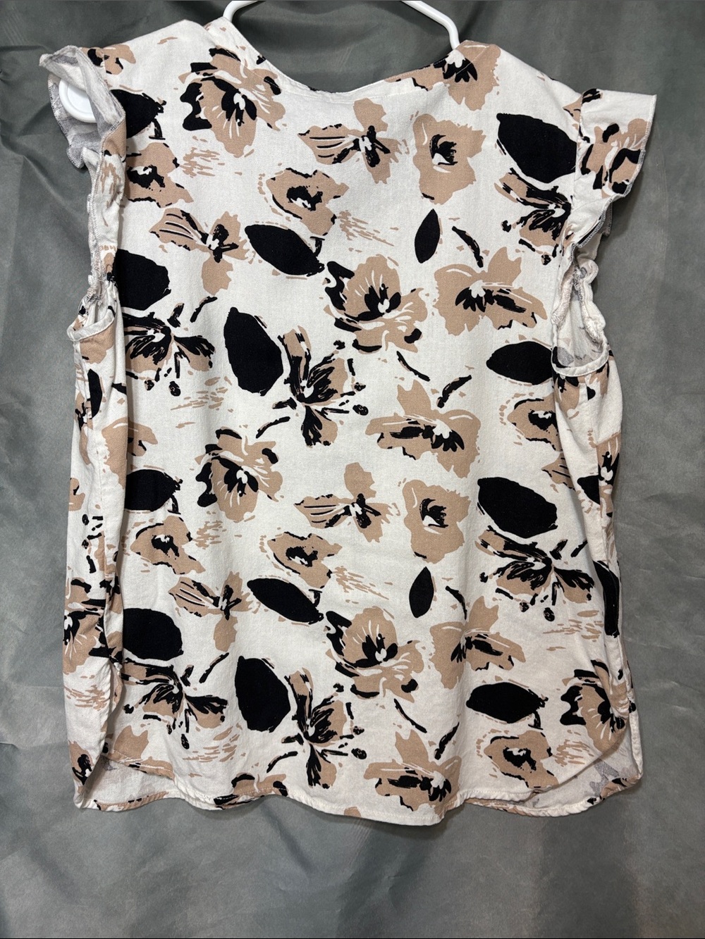 Hester & Orchard V-Neck Floral Ruffle Cap Sleeve Blouse in Beige & Black — Women - Picture 6 of 7